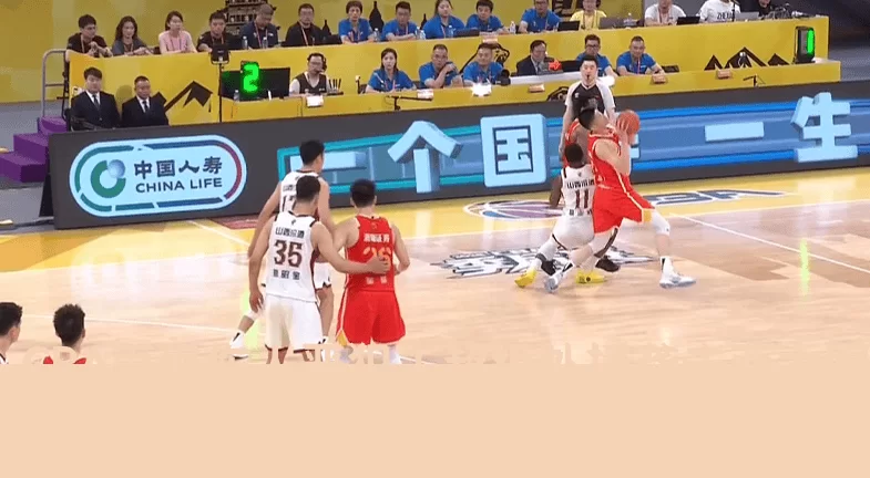 CBA再现伤人恶犯!超级外援袭击两大国手遭无视,网友:驱逐出境_迪亚洛_胡金_广厦